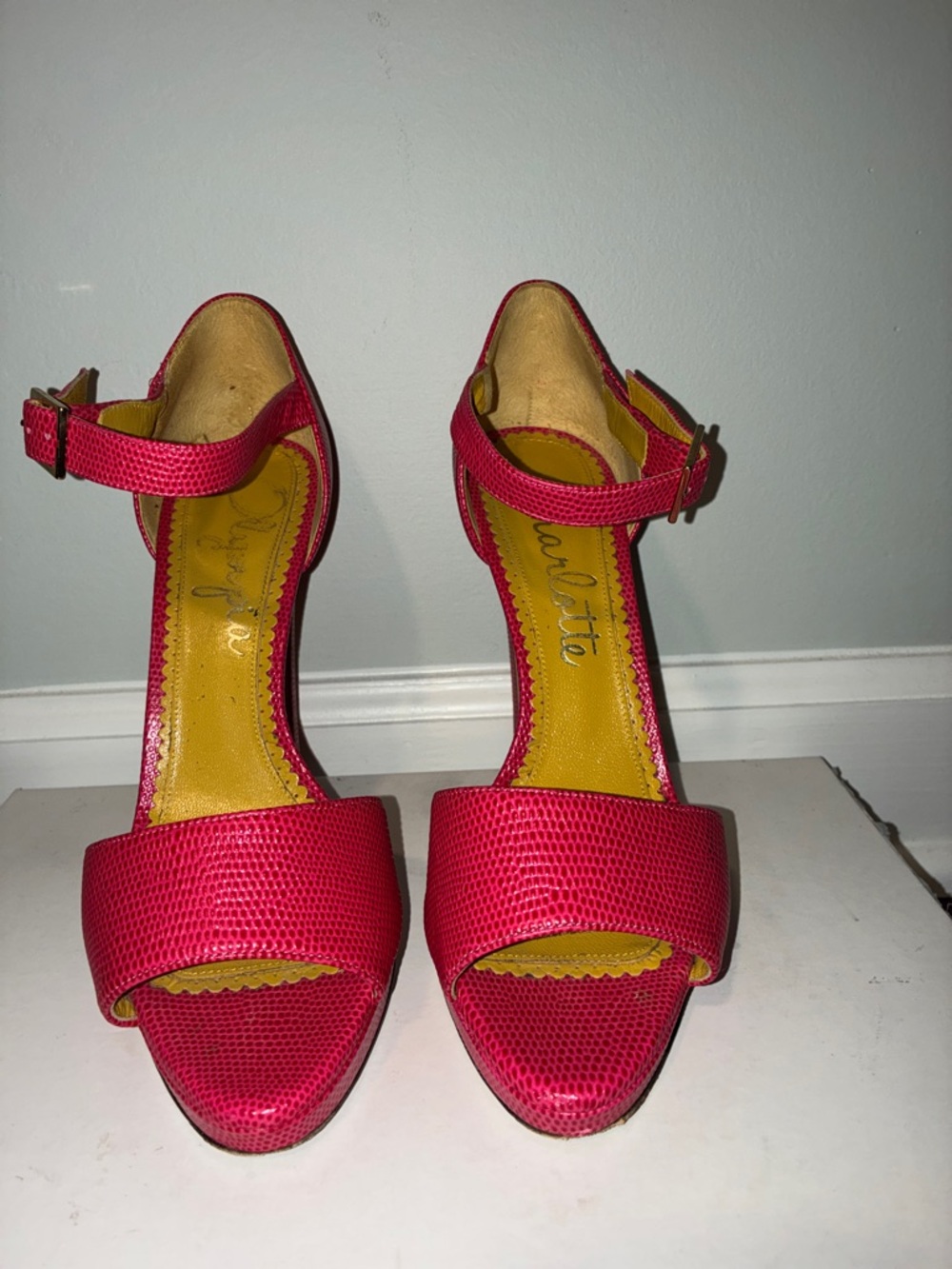 Charlotte Olympia Escarpins 
Fucsia Textured Leather Crocodile/Alligator